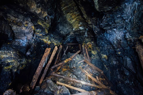 Mina de carbón abandonada con puestos de mineros de madera podridos colapsados. Antiguo desarrollo del carbón abandonado —  Fotos de Stock