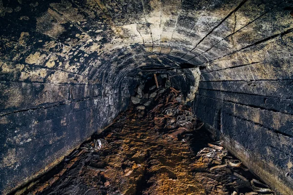 Разрушенный старый заброшенный шахтный тоннель в Абхазии — стоковое фото