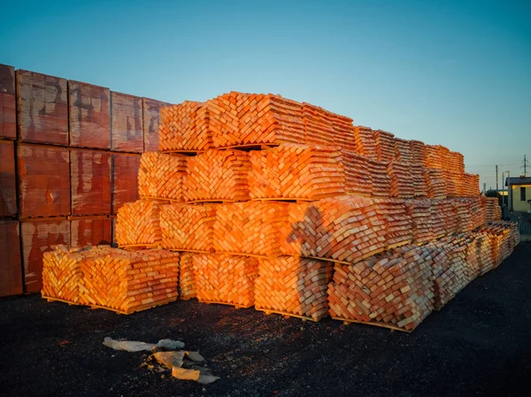 Verem a narancs tégla csomagok új építkezésen — Stock Fotó