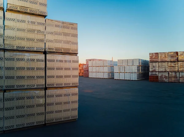 Pilha de blocos de tijolos em novo canteiro de obras — Fotografia de Stock