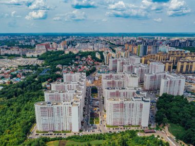 Voronezh 'deki modern yerleşim yeri, yaz günlerinde insansız hava aracının hava manzarası.