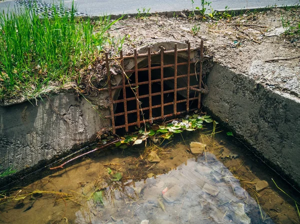 Drainage sewer pipe under road for draining sewage or rainwater — Stock Photo, Image