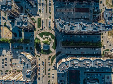 Voronezh modern yerleşim bölgesinde yol kavşağı, üst görünüm