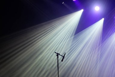 Konser başlamadan önce mikrofon ve ışık parlak ışınları sahnede