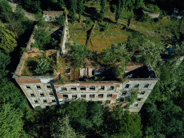 Zerstörte überwucherte Schule in Geisterstadt Akarmara, Kriegsfolgen in Abchasien, Luftaufnahme von der Drohne — Stockfoto