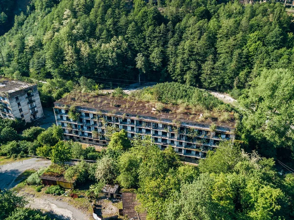 Casa de apartamento em ruínas na cidade de mineração de fantasmas, consequências da guerra na Abcásia, vista aérea do drone — Fotografia de Stock
