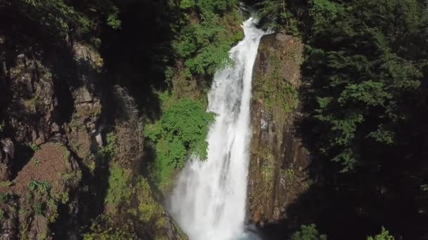 Belle et puissante cascade Jirhwa en Abkhazie, vue aérienne 