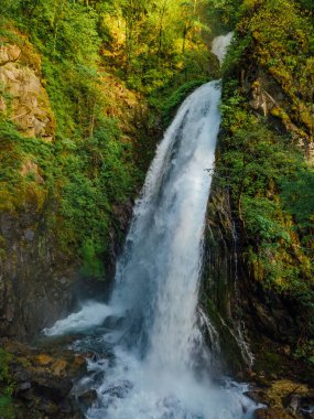 Abhazya 'da güzel ve güçlü bir şelale Jirhwa