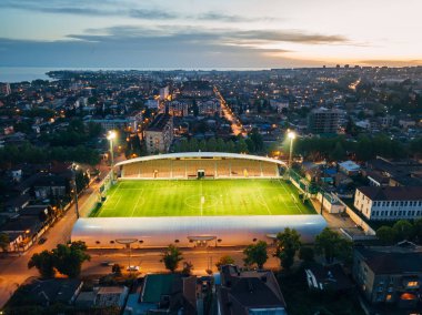 Akşam futbol stadyumu, drone havadan görünümü