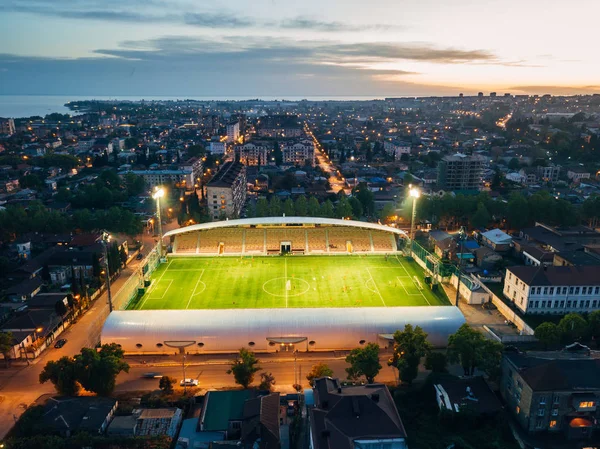 夕方のサッカースタジアム、ドローンからの空中眺め — ストック写真