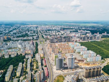 Voronezh 'deki modern yerleşim yeri, yaz günlerinde insansız hava aracının hava manzarası.