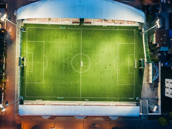 夕方のサッカースタジアム、ドローンからのトップビュー — ストック写真