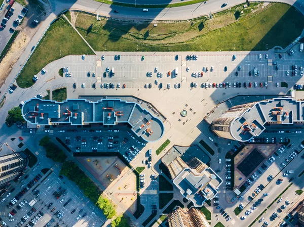 Moderne Wohnanlage mit Parkplatz in Woronesch, Blick von oben — Stockfoto