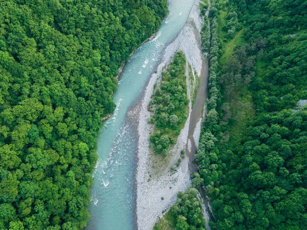 Ormanda akan dağ nehrinin üzerinde