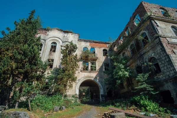 Zničené nemocnice v hornickém městě Akarmara, následky války v Abcházii, zelený post-apokalyptický koncept — Stock fotografie