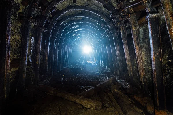 Mine de charbon sombre abandonnée avec doublure rouillée dans le rétroéclairage — Photo