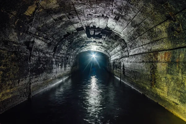 暗浸混凝土拱形排水矿井隧道 — 图库照片