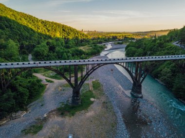 Gumista Nehri'nin geçit üzerindeki taş köprünün havadan görünümü, Abhazya