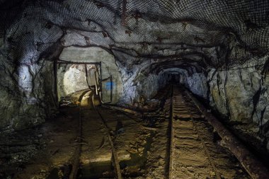 Demiryolu paslı kalıntıları ile koyu kirli terk edilmiş uranyum madeni
