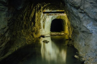 Karanlık ürpertici kirli sular altında terk edilmiş maden tüneli