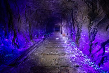 Ultraviyole ışıkla aydınlatılan küçük uranyum yatağı