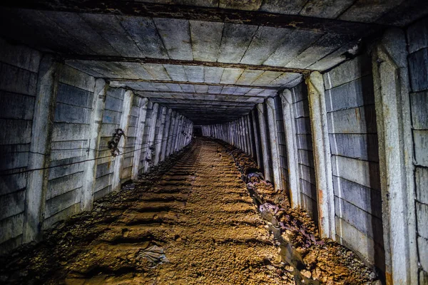 철도의 녹슨 잔해와 어두운 더러운 버려진 우라늄 광산 — 스톡 사진