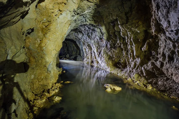 Ciemny creepy brudne zalane opuszczony tunel kopalni — Zdjęcie stockowe