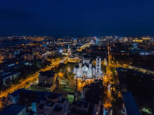 Notte estate Voronezh paesaggio urbano. Annunciazione Cattedrale e Torre di gestione della ferrovia sud-est — Foto Stock