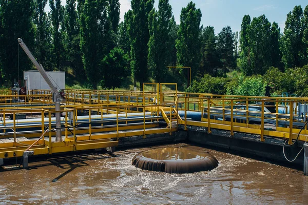 Moderna estação de tratamento de águas residuais. Alimentação ativa de lamas em ta — Fotografia de Stock