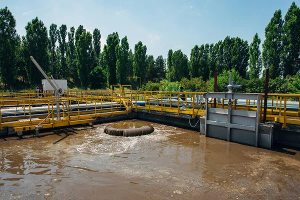 Moderna planta de tratamiento de aguas residuales. Alimentación activa de lodos en ta —  Fotos de Stock