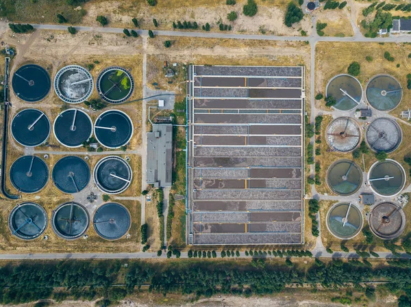 Modern atıksu arıtma tesisi, drone üst görünümü — Stok fotoğraf