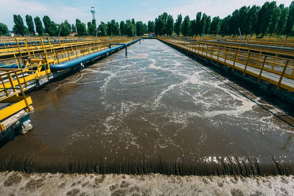 Moderne afvalwaterzuiveringsinstallatie. Tanks voor beluchting en biolog — Stockfoto