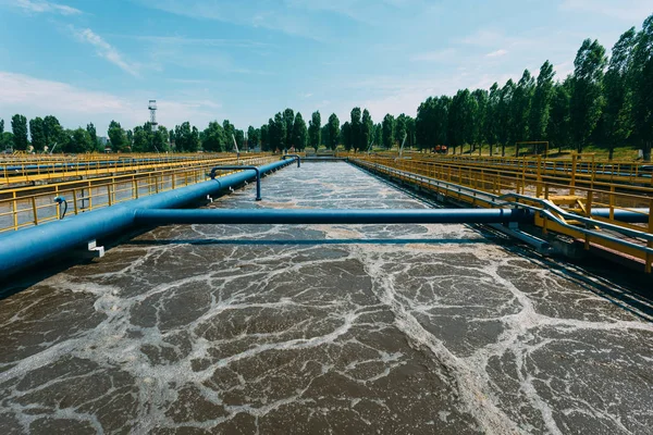 Modern Atıksu arıtma tesisi. Havalandırma ve biyolog tankları — Stok fotoğraf