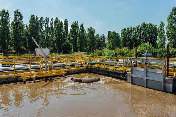 Pabrik pengolahan air limbah modern. Active sludge feed ke ta — Stok Foto