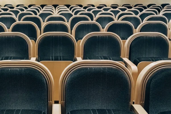 Auditorio vacío de teatro, cine, conferencia, asamblea o con — Foto de Stock