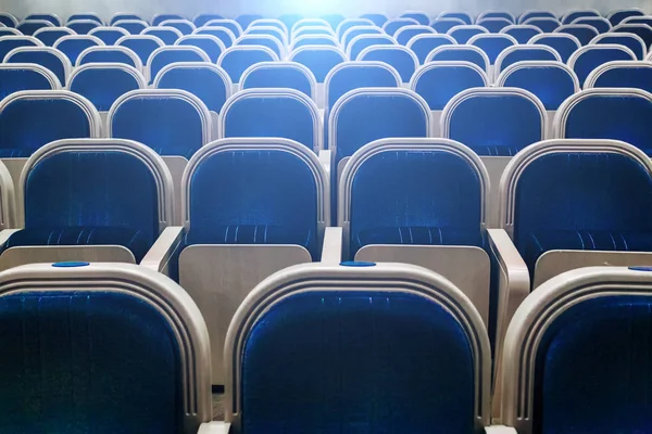 Auditorio vacío de teatro, cine, conferencia, asamblea o con — Foto de Stock