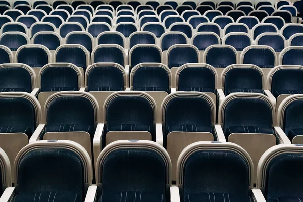 Auditorio vacío de teatro, cine, conferencia, asamblea o con — Foto de Stock