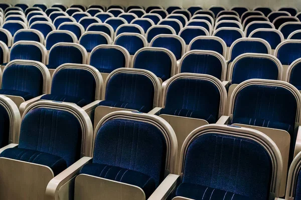 Auditorio vacío de teatro, cine, conferencia, asamblea o con — Foto de Stock