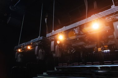 Tiyatro veya konser salonunda modern spot ışık sistemi