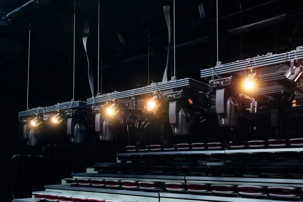 극장이나 콘서트 홀의 현대적인 스포트 라이트 시스템 — 스톡 사진