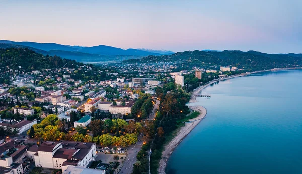 Akşam tatil beldesi Sukhum, Abhazya drone havadan görünümü