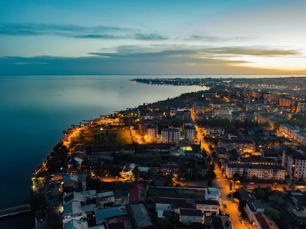 Večerní rekreační město Sukhum, pohled Abcházie z dronu — Stock fotografie