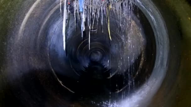 Alcantarillado subterráneo oscuro túnel de hormigón redondo. Aguas residuales industriales y aguas residuales urbanas que fluyen arrojan tubería de alcantarillado — Vídeos de Stock