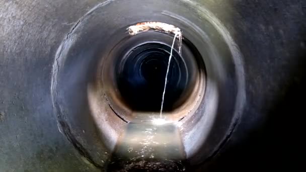 Mörk underjordisk avlopp rund betong tunnel. Urban avloppsvatten flödande kasta avloppsrör — Stockvideo