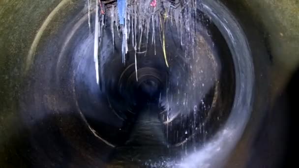 Karanlık yeraltı kanalizasyon yuvarlak beton tünel. Endüstriyel kanalizasyon akan kanalizasyon borusu atmak — Stok video