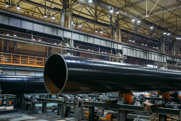 Línea de producción de fábrica de tuberías, tubería recubierta que se mueve en cono de rodillo — Foto de Stock