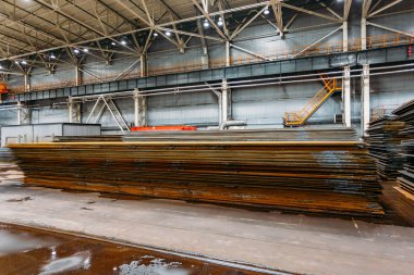 Depodaki çelik levha yığını