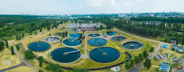 Moderne rioolwaterzuiveringsinstallatie, vanuit de lucht gezien vanuit de drone — Stockfoto