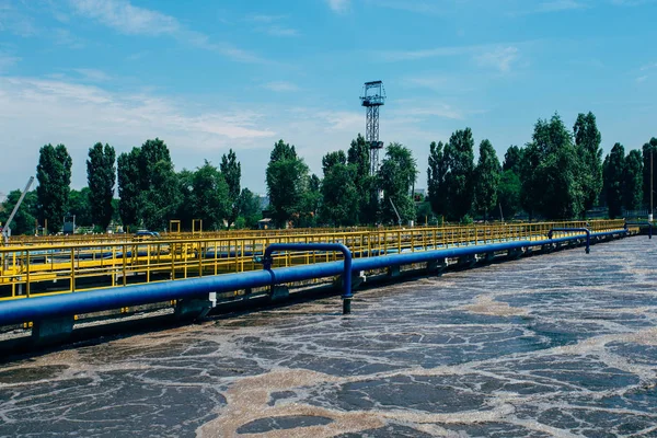 Moderna planta de tratamiento de aguas residuales. Depósitos para la aireación y purificación biológica de aguas residuales mediante el uso de lodos activos —  Fotos de Stock