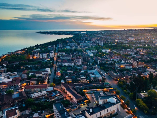 Βραδινή πόλη-θέρετρο Sukhum, Αμπχαζία εναέρια θέα από το τηλεκατευθυνόμενο — Φωτογραφία Αρχείου